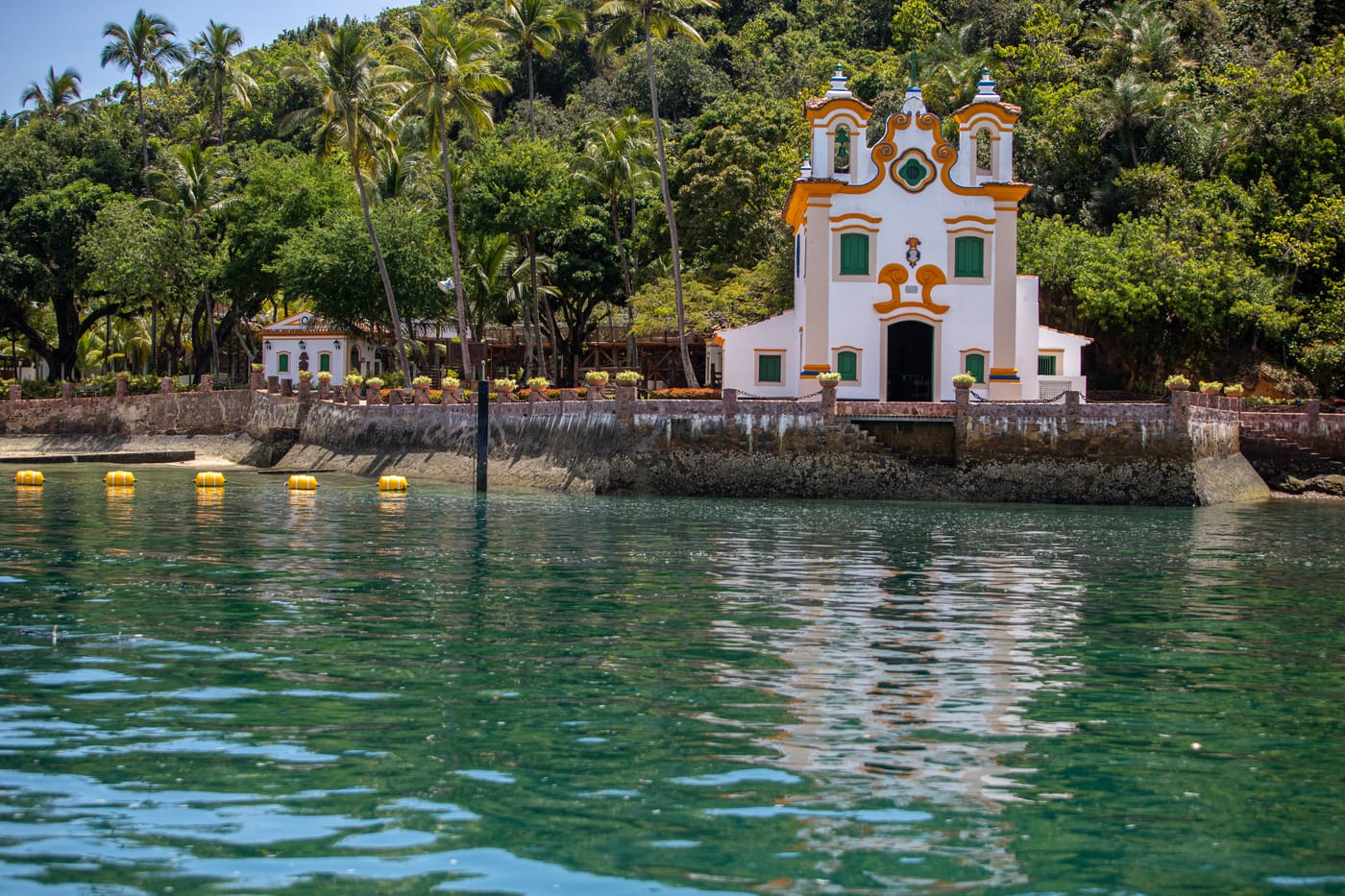 Igreja histórica vista do mar