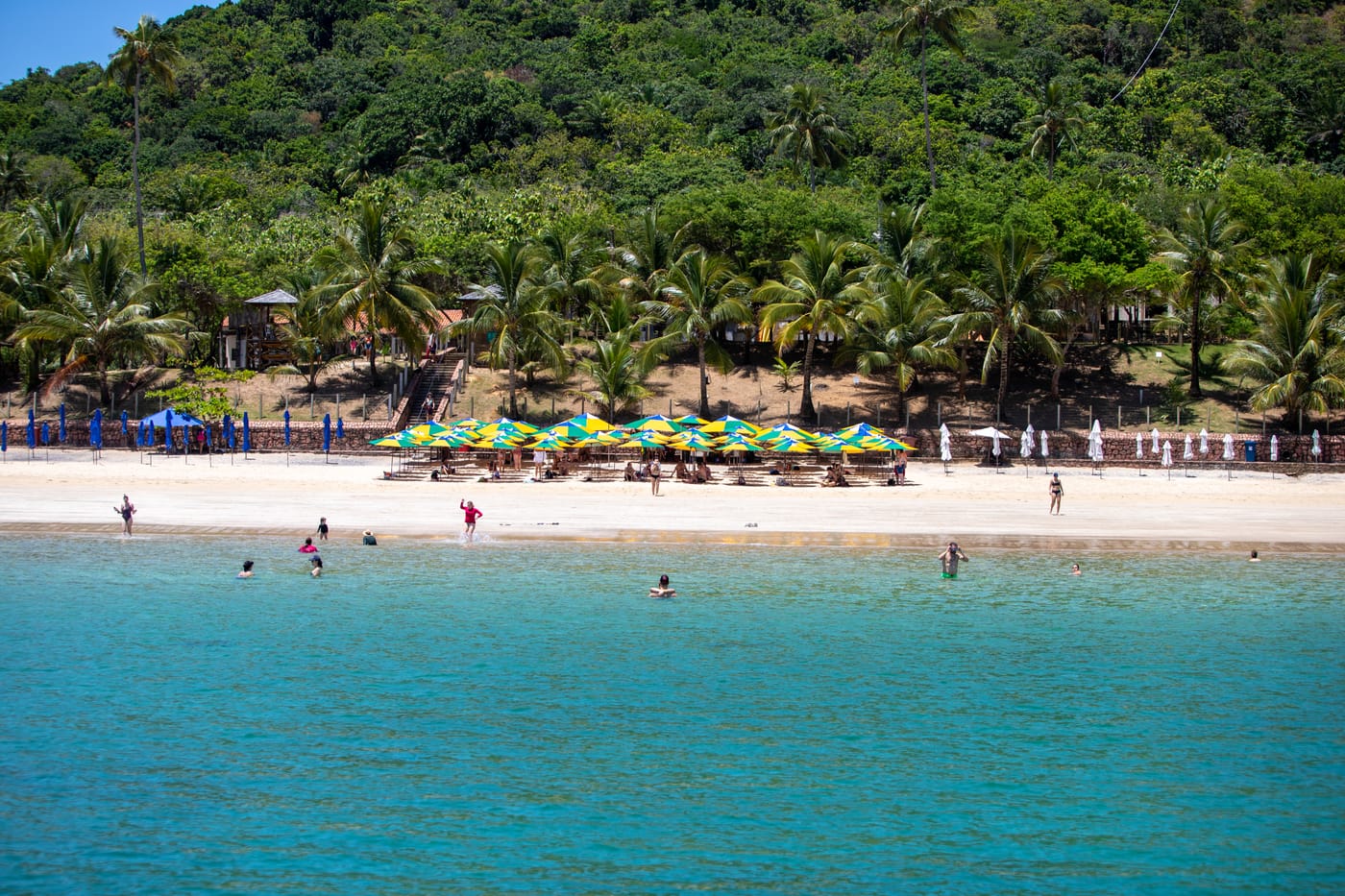 Praia da Ilha dos Frades com águas calmas e vegetação nativa