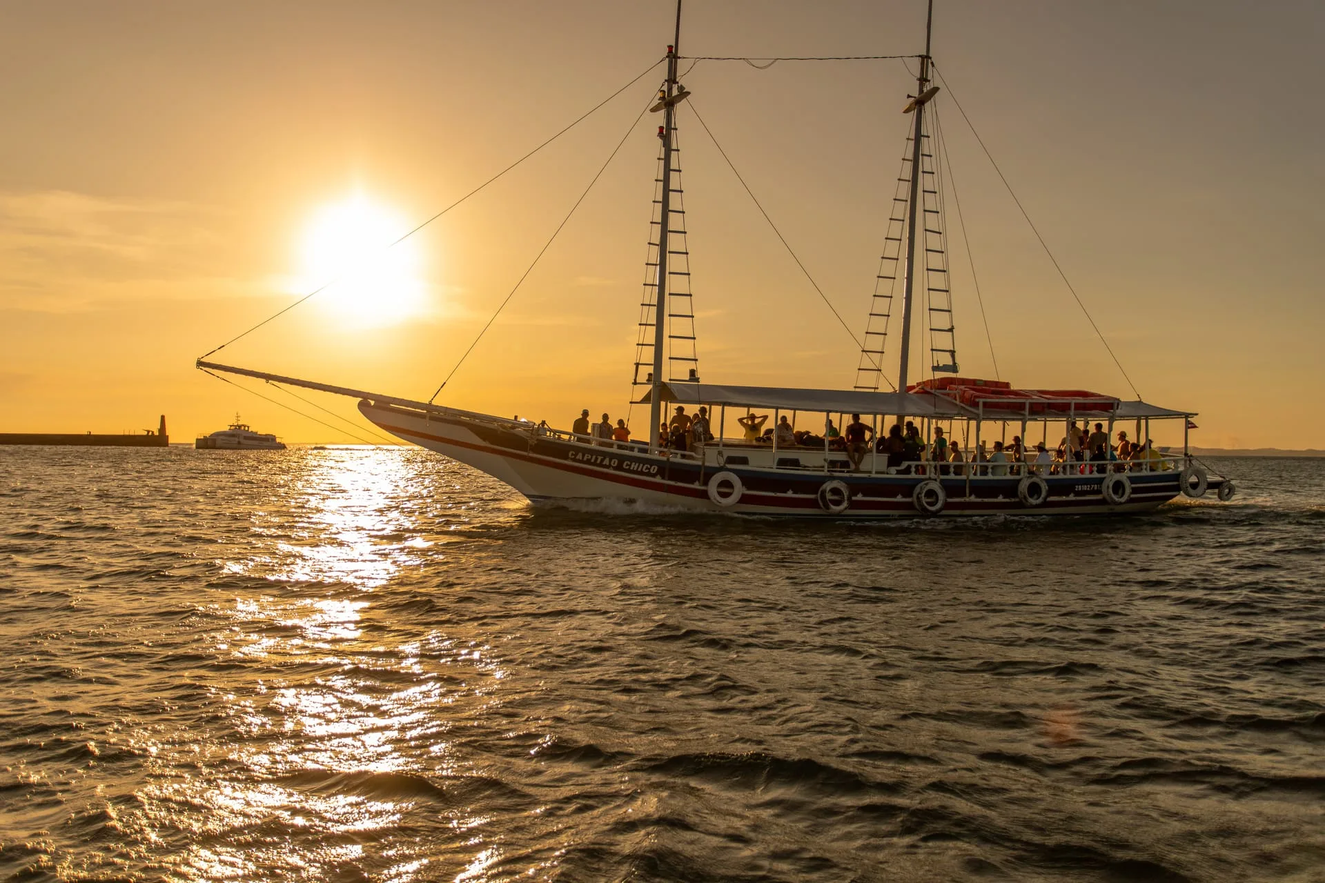 Escuna da Apolônio Turismo navegando ao pôr do sol na Baía de Todos os Santos