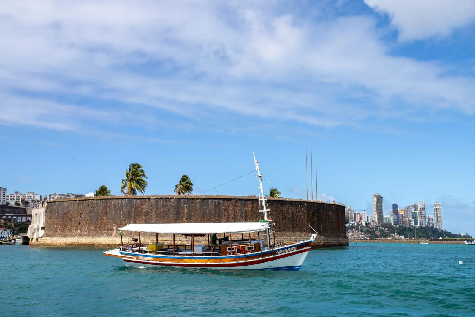 Escuna da Apolônio Turismo navegando em frente ao Forte de São Marcelo